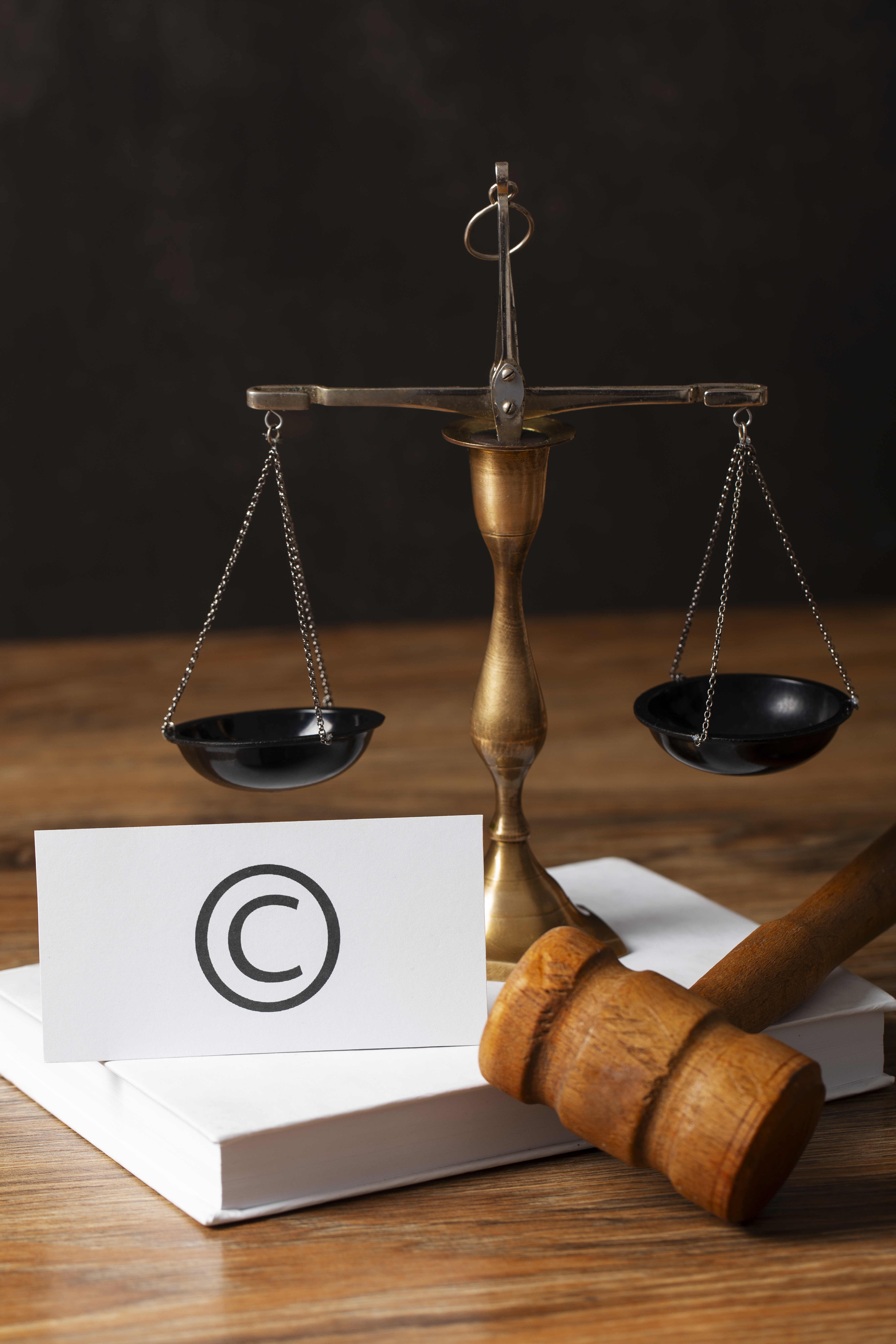 Balance de justice sur un bureau de notaire